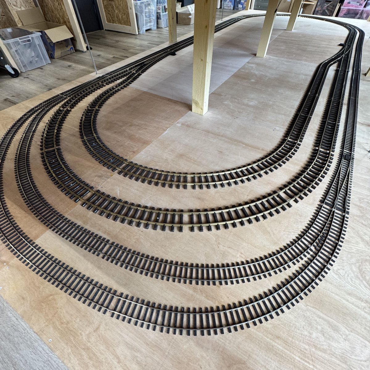 JModelisme's tweet image. 💬 Le plus proche sans dépasser gagne toute notre considération (et peut-être un café virtuel ☕😄)

#RailwayLife #TrainTesting #InsoliteFerroviaire #QuizDuJour #TeamRail #SNCFvibes #TechnologieFerroviaire #EspritDeGare #Trainspotting #Ingénierie #ModélismeFerroviaire #EchelleHO