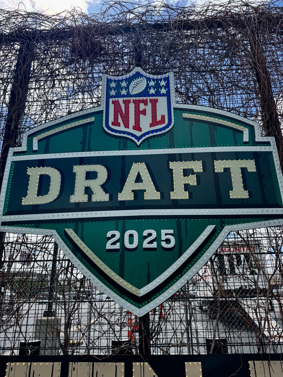 LambeauField's tweet photo. Want a chance to win exclusive Leap Zone access at the Draft? Here's how:

1. Download the NFL OnePass app and show us a screenshot in the comments of your app!
2. Share with your friends!

Winners dropping soon. Be ready. https://t.co/9Dt3yTrEAS