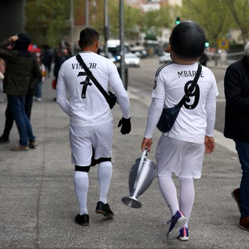Real Madrid taraftarları, Bernabeu çevresinde havaya girmeye başladı.