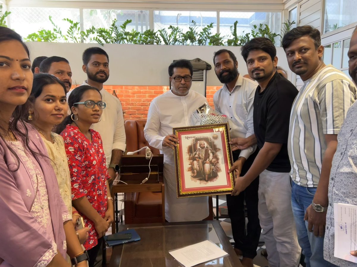 JeevanKadamVlog's tweet image. महाराष्ट्रातील दुर्गसंवर्धन संस्था आणि त्यांचे प्रश्न यावर एक बैठक मा.राजसाहेब ठाकरे यांच्यासोबत आज आयोजित केली होती. त्या बैठकीत आजवर मला गडकिल्ले फिरताना निदर्शनास आलेल्या त्रुटी व त्यावरील उपाय यांवर मत मांडले. 
- जीवन कदम (JKV) #दुर्गसंवर्धन #गडकिल्ले