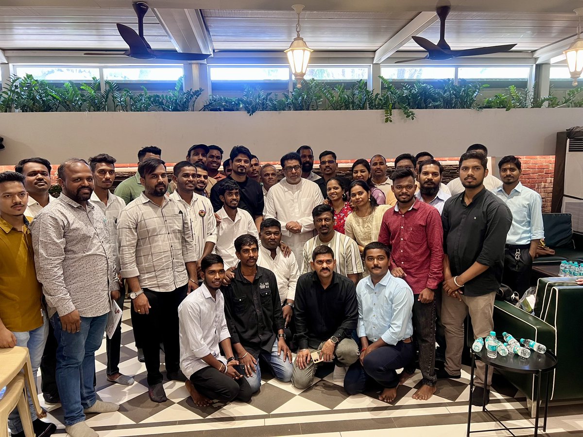 JeevanKadamVlog's tweet image. महाराष्ट्रातील दुर्गसंवर्धन संस्था आणि त्यांचे प्रश्न यावर एक बैठक मा.राजसाहेब ठाकरे यांच्यासोबत आज आयोजित केली होती. त्या बैठकीत आजवर मला गडकिल्ले फिरताना निदर्शनास आलेल्या त्रुटी व त्यावरील उपाय यांवर मत मांडले. 
- जीवन कदम (JKV) #दुर्गसंवर्धन #गडकिल्ले