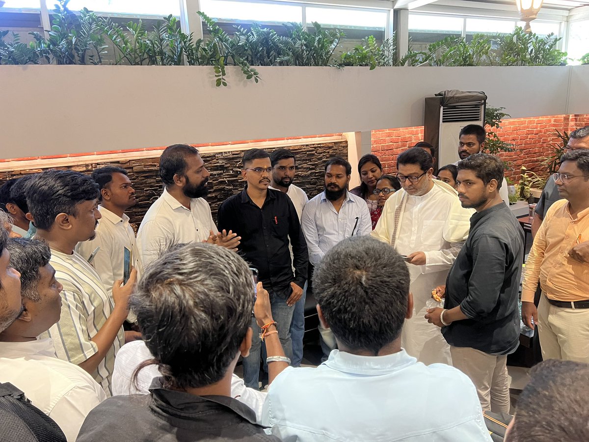 JeevanKadamVlog's tweet image. महाराष्ट्रातील दुर्गसंवर्धन संस्था आणि त्यांचे प्रश्न यावर एक बैठक मा.राजसाहेब ठाकरे यांच्यासोबत आज आयोजित केली होती. त्या बैठकीत आजवर मला गडकिल्ले फिरताना निदर्शनास आलेल्या त्रुटी व त्यावरील उपाय यांवर मत मांडले. 
- जीवन कदम (JKV) #दुर्गसंवर्धन #गडकिल्ले