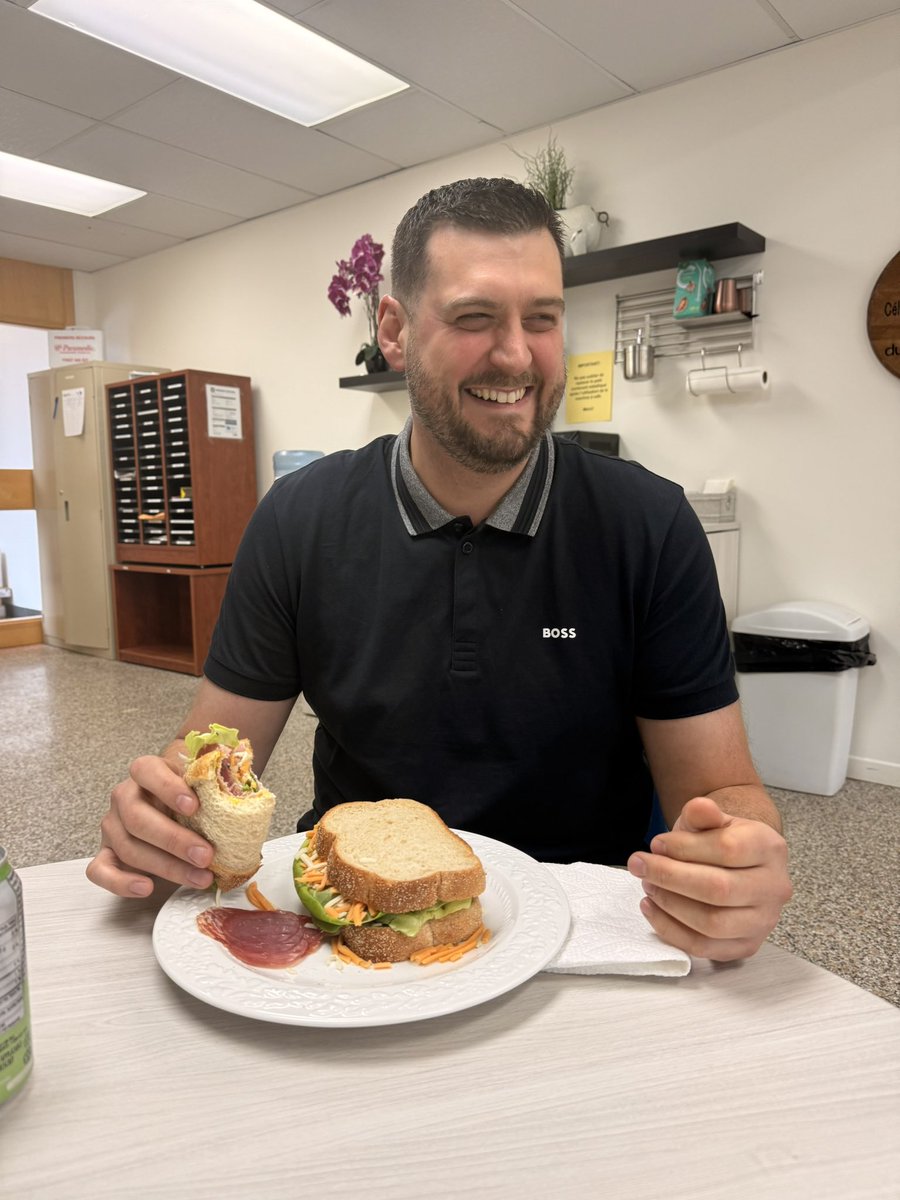 duBreton's tweet photo. La parfaite image de « il en faut peu pour être heureux » 👇
Un vrai lunch 100 % canadien 🇨🇦 comme on l’aime !
Et vous, vous dîner quoi de bon à votre job ?
#lunchbreak #dinerlocal #sandwichlover #charcuterie #mangerlocal #ideelunch #entrepriseducanada https://t.co/nbF4zYYK9H