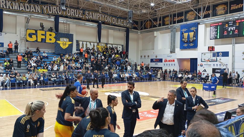 jonli86's tweet photo. @PabloLolaso alguna recomendacion que darnos con tu experiencia del fin de semana? Final liga turca, game 1. https://t.co/fPRlaUsIUL