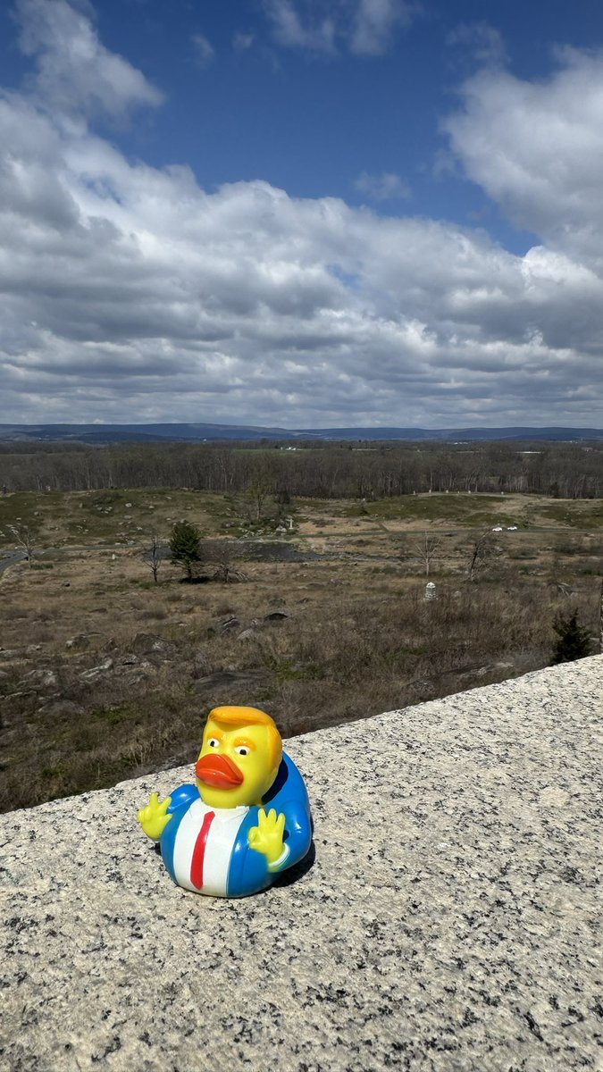 TYLERNOL_R's tweet photo. #TrumpDuck got a full view of the Gettysburg battlefield! What a scene! It was windy and he almost fell off! Lots of fun memories made. Cool monuments too. https://t.co/KzJy98mTk8