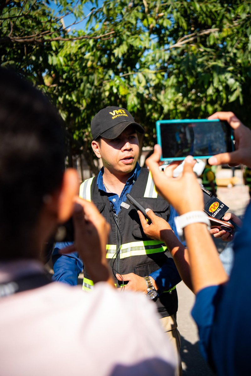 VMTElSalvador's tweet photo. @mariollort “Tenemos restricción al transporte de carga en el sector del Puerto de La Libertad y mantenemos controles al transporte colectivo en las terminales”, inspector @mariollort. https://t.co/EmYv7rHwvJ