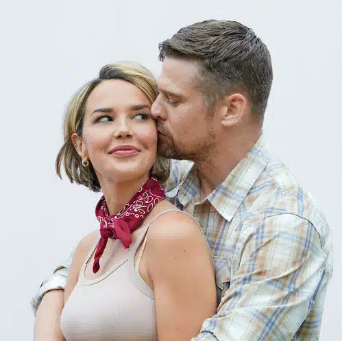 #ArielleKebbel
#ZachRoerig

🔴NOVEDAD🔴

Interpretaron a Lexi y Matt en #TheVampireDiaries y protagonizaron #LoveInTheGreatSmokyMountains, pero #TVD les dio algo más:

Ambos han confirmado que SON PAREJA en la convención #IWasFeelingEpic3.

Love’s in the air!💞