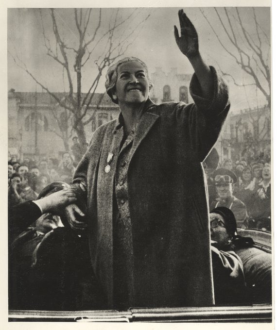 Santiago está demasiado lleno de estatuas de hombres a caballo.

Voto por esta idea de <a href="/BrennusVaccare1/">Brennus Vaccarezza</a> para quizá uno de los puntos más importantes del país, ex-plaza Baquedano, futura plaza Mistral:

Gabriela saludando.

RT si está de acuerdo