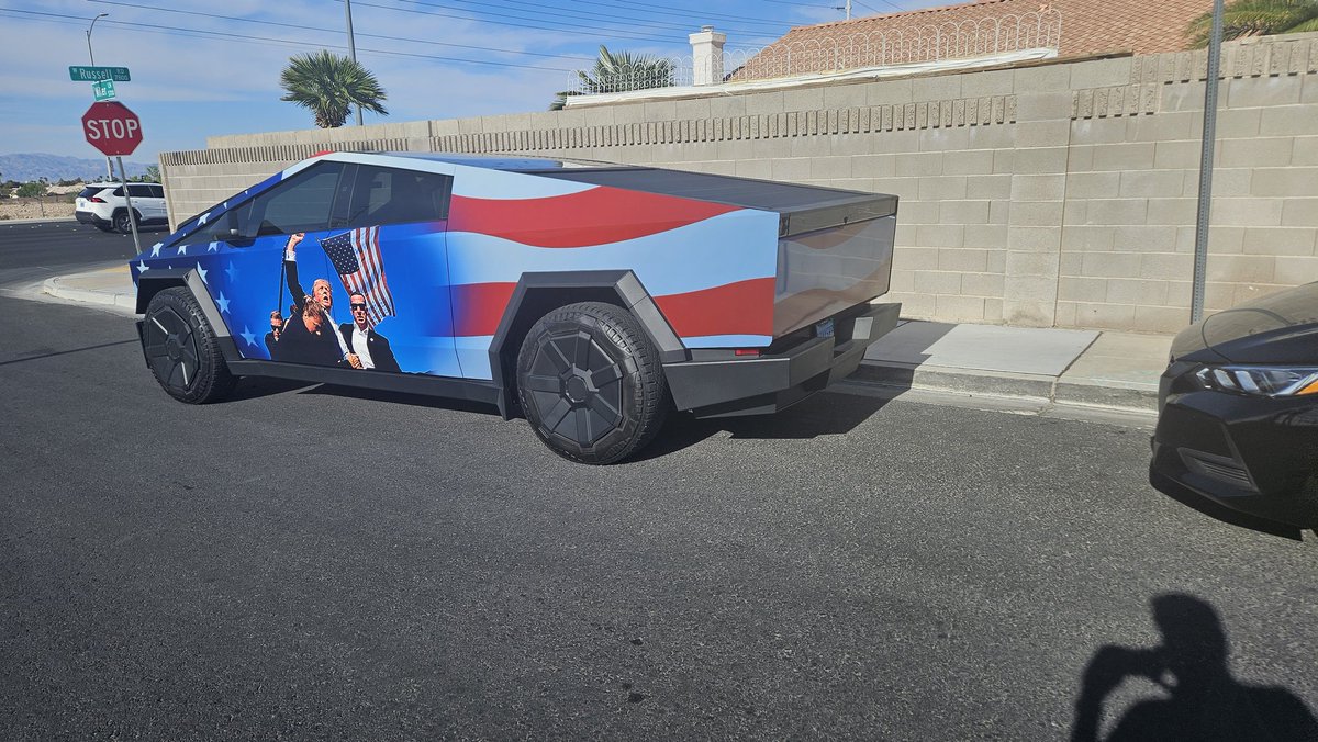 VegasSinger's tweet photo. Love it or hate it, that's the bravest man in Las Vegas
@elonmusk @LasVegasLocally @VitalVegas https://t.co/FA4c8d6lbs