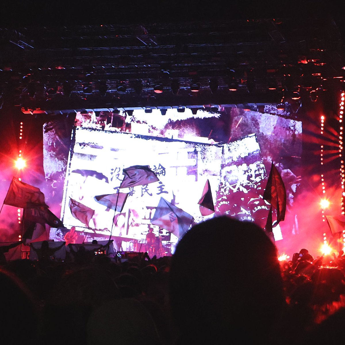 大港開唱 Megaport Festival、拍謝少年 Sorry Youth @sorryyouth_band 。大群衆の圧倒的な熱量の中で彼らを聴くのは本当に特別で、強烈なインパクトがある。特に今回は彼らの社会的な問題意識が危機感とともに全面的に表現され、過去最大級のすごみがあった。（B）