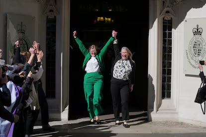 laredcincoradio's tweet photo. 🇬🇧|| El Tribunal Supremo del Reino Unido resolvió que, legalmente, el término “mujer” se refiere exclusivamente a personas nacidas con sexo femenino, excluyendo a las personas trans incluso si cuentan con un certificado de cambio de género. https://t.co/jGd37laKaM