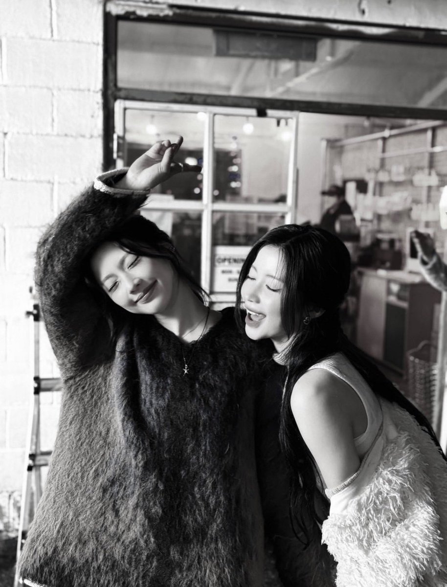 asasloops's tweet image. sisters 🎀🤍

BOSS BABY ASA TURNS 19
#19YearsBlessedWithASA
#더욱더_눈부실_아사의_스무살
#桜舞い降りる春のACESA魔法

#아사 #ASA #ENAMIASA #アサ