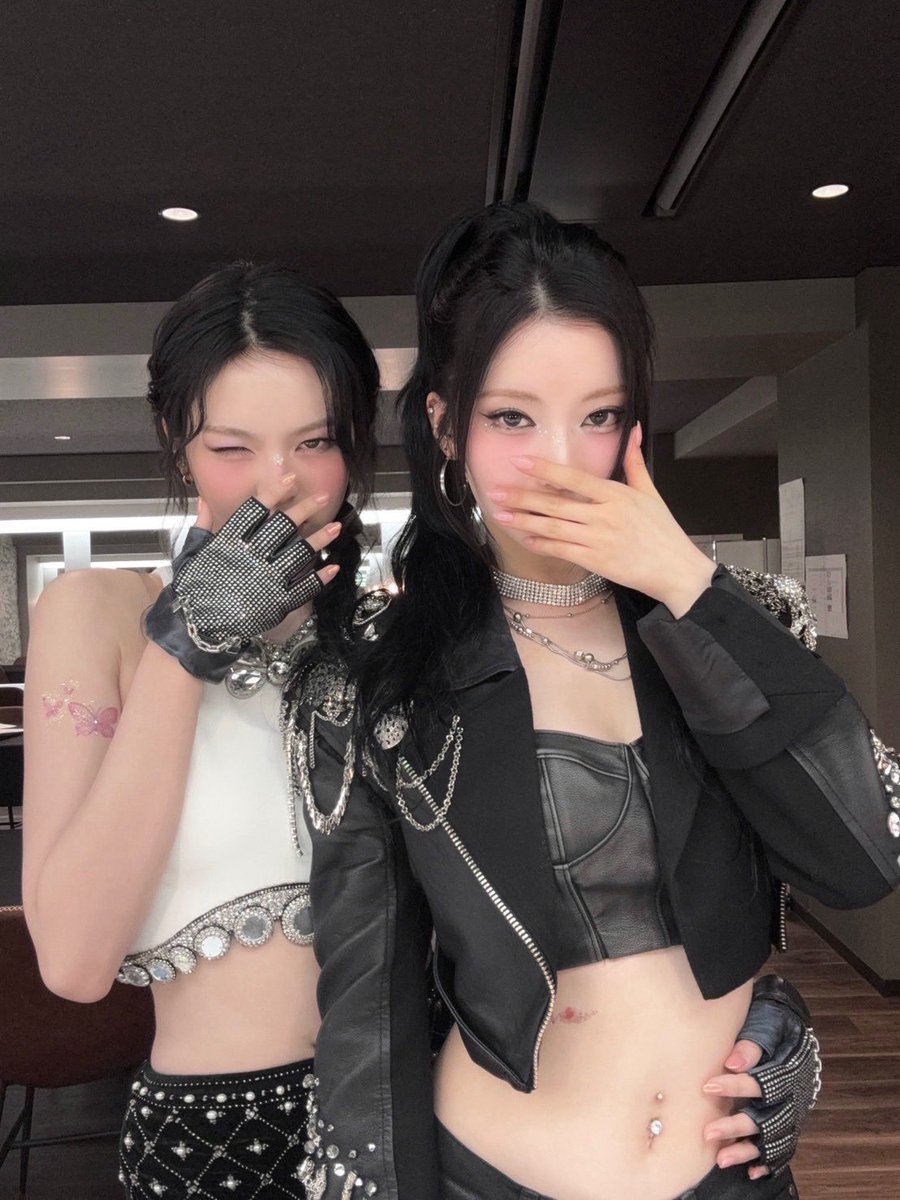 asasloops's tweet image. sisters 🎀🤍

BOSS BABY ASA TURNS 19
#19YearsBlessedWithASA
#더욱더_눈부실_아사의_스무살
#桜舞い降りる春のACESA魔法

#아사 #ASA #ENAMIASA #アサ