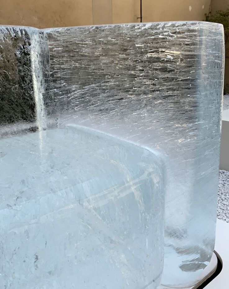 Japanese artist Tokujin Yoshioka sculpted a series of chairs made of frozen water, designed to slowly disappear during Milan Design Week 2025.

Check out the full article on  designboom : zurl.co/CM6NP 

#design #milandesignweek #mdw #mdw25 #sculpture #installation