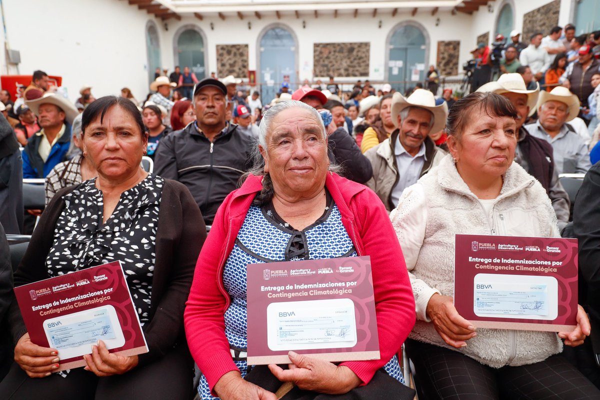 armentapuebla_'s tweet photo. 🌾 En Chignahuapan, el coordinador de gabinete, @JLG_PARRA, participó en la entrega de apoyos del Programa Fondo de Prevención y Atención de Contingencias Agropecuarias. 🫱🏼‍🫲🏼

Con el respaldo de nuestra presidenta, la Dra. @Claudiashein, atendemos de manera oportuna a las y los productores que sufran afectaciones debido a fenómenos climáticos como heladas ❄️, sequías 🌞 o granizadas 🌨️.

#PorAmorAPuebla    
#PensarEnGrande