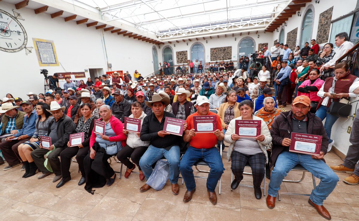 armentapuebla_'s tweet photo. 🌾 En Chignahuapan, el coordinador de gabinete, @JLG_PARRA, participó en la entrega de apoyos del Programa Fondo de Prevención y Atención de Contingencias Agropecuarias. 🫱🏼‍🫲🏼

Con el respaldo de nuestra presidenta, la Dra. @Claudiashein, atendemos de manera oportuna a las y los productores que sufran afectaciones debido a fenómenos climáticos como heladas ❄️, sequías 🌞 o granizadas 🌨️.

#PorAmorAPuebla    
#PensarEnGrande