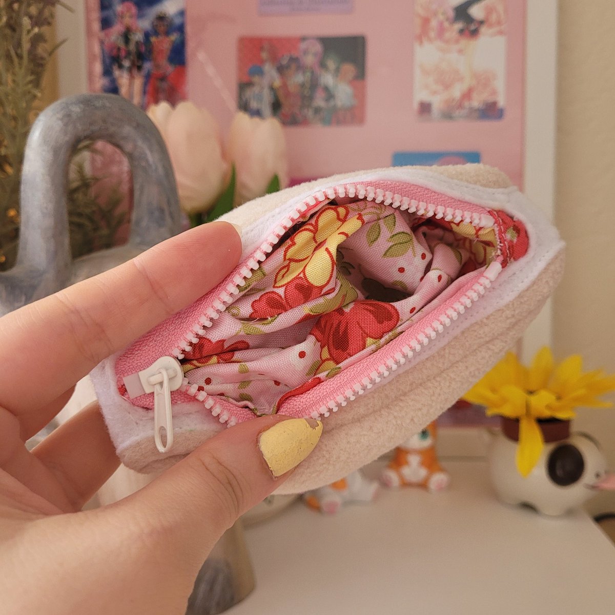floral_menace's tweet image. I saw some pictures of really cute fruit sandwiches recently and was inspired to make a little zipper pouch 🥹🍓