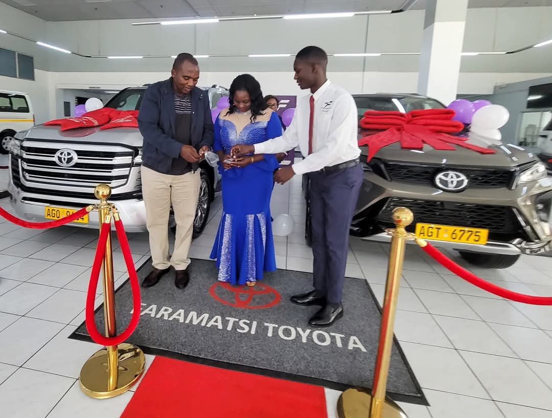 cdesetfree's tweet image. Hakuna anoramba Motokari kubva kuna @wicknellchivayo ndinogara ndichizvitaura ini kungoti munenge musati mawana mukana chete.
Mufundisi naAmai vatora dzavo zvavo pfeee.