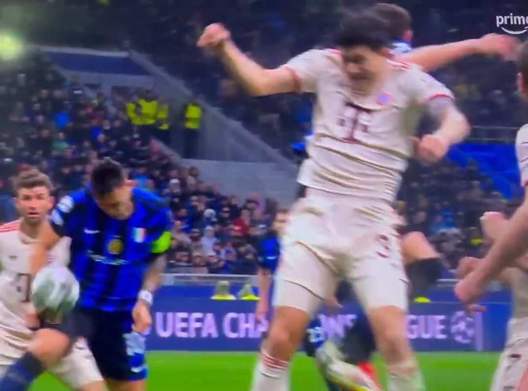 Santo__Jj's tweet photo. 🔴 Ho appena saputo che il gol dell'#Inter dell'1-1 è IRREGOLARE.
Su calcio d'angolo cartonato, c'è prima fallo su #Kim e poi #Lautaro la stoppa di mano prima di metterla in porta.
Stranamente, né l'arbitro né tantomeno la sala #VAR hanno visto nulla!!
#InterBayerMonaco https://t.co/8J4d3uJ0Ml