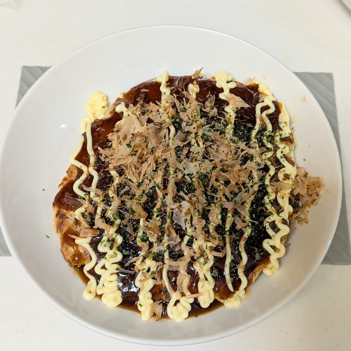 🌼おはねこ🌼
最近すっかり高級食材となってしまったキャベツ。しばらくお好み焼きはおあずけだと思ってた。ところが先日、通常の３、４倍のビッグキャベツに出会った。お値段は２５８円。もちろん即買い。このキャベツを見つけた私。ここ最近でいちばんのファインプレーだ。