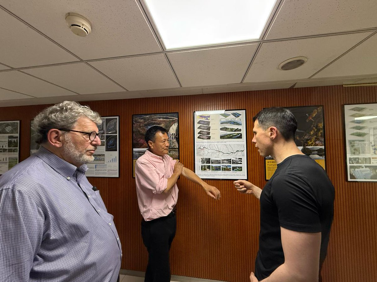 🌏💧 El Mtro. José Ramón Jarquín, presidente estatal AMU EDOMEX, visita China para estudiar el modelo de #CiudadesEsponja, clave en resiliencia hídrica urbana.
La AMU impulsa liderazgo con visión global para transformar el futuro urbano de México. 🇲🇽🚀
#InnovaciónUrbana