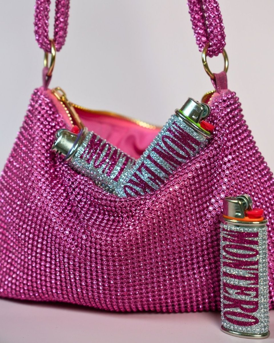 FOXYWARE's tweet image. Make your brand unforgettable with our branded lighter sleeves. Perfect for festival kits, influencer mailers, and making your brand stand out. 

👇 Tag a brand below that needs these!