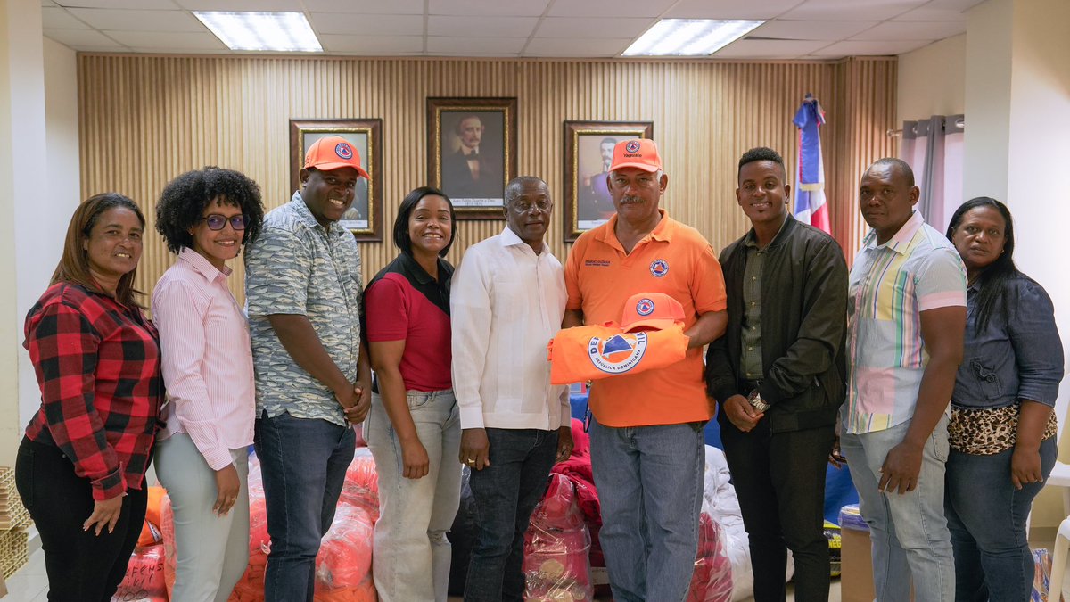Realizamos entrega de alimentos, camisetas y gorras a los organismos de socorro: Cuerpo de Bomberos, Defensa Civil y Cruz Roja, de la comunidad de Sabana Grande de Palenque y zonas aledañas.

¡Le deseamos buena jornada! 🙌🏻

#Domicemcementodelbueno #operativosemanasanta