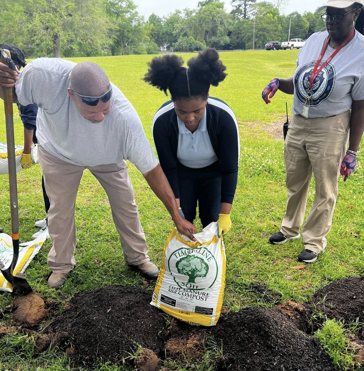 MobilePublicSch's tweet photo. Members of Holloway Elementary's Garden Club, National Honor Society, and Student Council worked as a team on a beautification project to enhance the school's new outdoor classroom. Thanks to Keep Mobile Beautiful providing funds for this beautification project. #GrowingGREATNESS https://t.co/aee0JlpAps