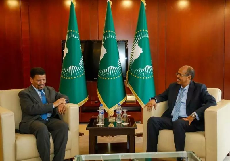 أدى وزير الشؤون الخارجية السيد محمد يسلم بيسط، صبيحة زيارة مجاملة إلى رئيس مفوضية الاتحاد الإفريقي، السيد محمود علي يوسف، قدّم له خلالها تهاني رئيس وحكومة الجمهورية الصحراوية على الثقة التي وضعتها فيه دول الاتحاد خلال انتخابات قيادة المفوضية في فبراير 2025.