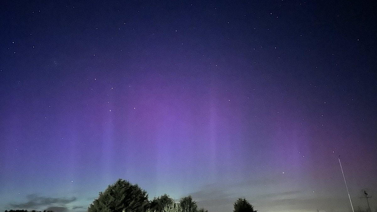LaoisWeather (@laoisweather) on Twitter photo Beautiful #Aurora #NorthernLights over <a href="/DurrowLaois/">Durrow Laois Ireland</a> right now… 10.10pm April 16th Beautiful #Aurora #NorthernLights over <a href="/DurrowLaois/">Durrow Laois Ireland</a> right now… 10.10pm April 16th