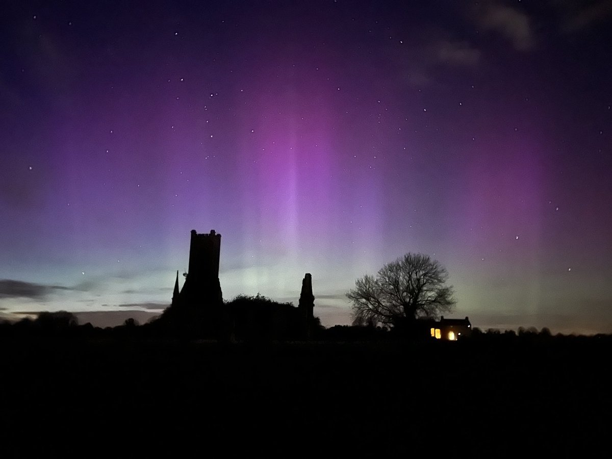 Sryan Bruen (@snowbiewx) on Twitter photo Boom, lovely aurora display in Kildare. Boom, lovely aurora display in Kildare.