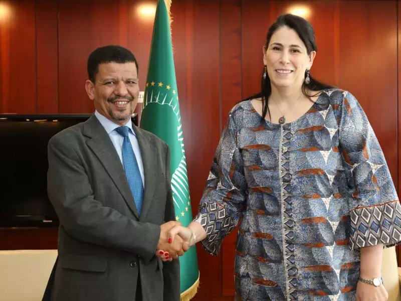 أجرى وزير الشؤون الخارجية ، السيد محمد يسلم بيسط، صباح زيارة مجاملة إلى نائبة رئيس مفوضية الإتحاد الإفريقي السفيرة سلمى مليكة حدادي، بمكتبها في بمقر الإتحاد بأديس أبابا.