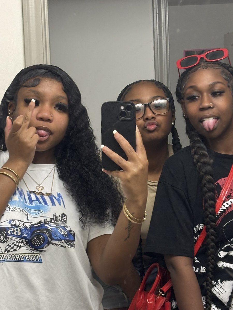normyaa's tweet photo. i love my friends to the fullest!
#my2🤞🏽 https://t.co/VArJzBjkrs