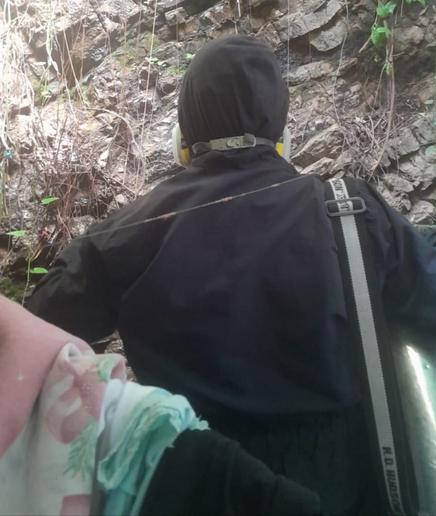 Salud_Guayas's tweet photo. #MSPEnTerritorio | #ControlVectorial del #Distrito09D04 de @Salud_Ec realiza dotación de mosquiteros impregnados con insecticida y control químico de triatominos, contra vector transmisor de enfermedad de chagas, así como el rocio en #CerroSantaAna. https://t.co/rXDMWCBoBV