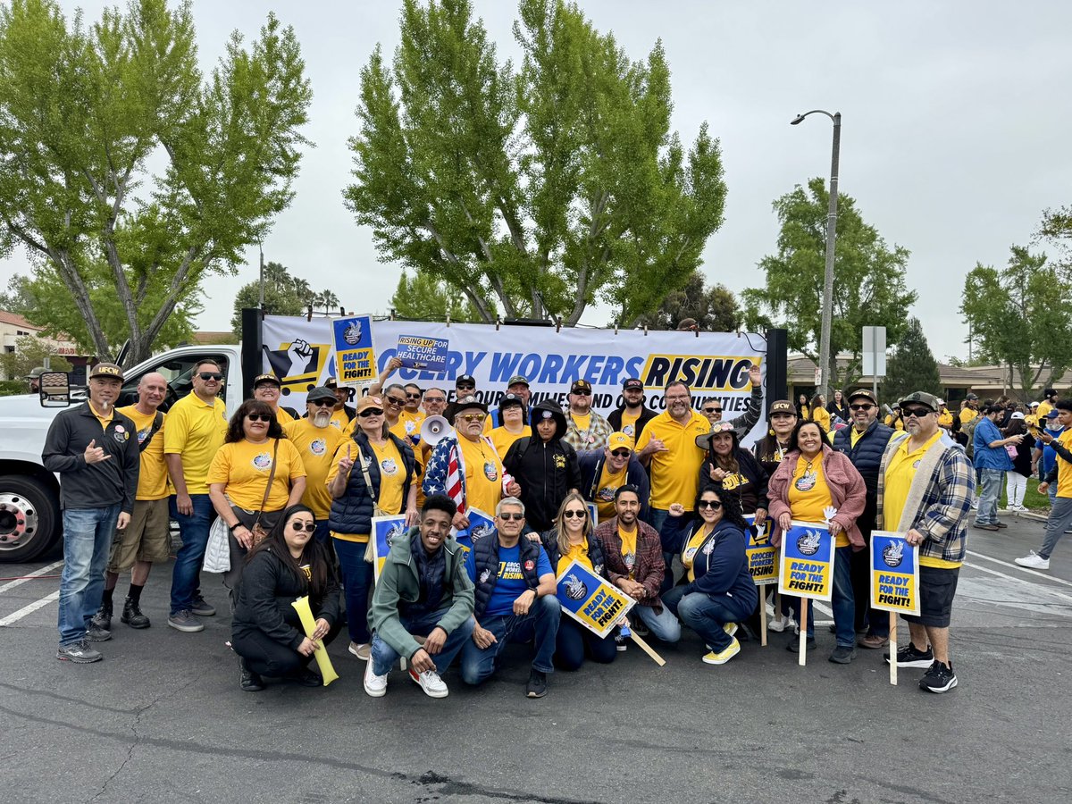 UFCW135's tweet photo. 20 UFCW Local 135 members, plus union staff & leadership, traveled to La Verne to join the Grocery Workers Rising march & rally! Alongside 100’s of fellow union grocery workers & community allies, we stood strong to demand a fair contract.
United, we’re #ReadyForTheFight! https://t.co/yYrVanbYIL