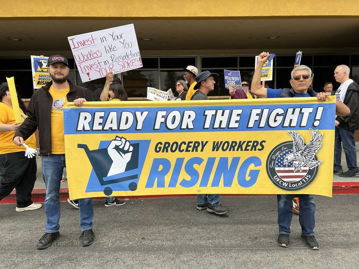 UFCW135's tweet photo. 20 UFCW Local 135 members, plus union staff & leadership, traveled to La Verne to join the Grocery Workers Rising march & rally! Alongside 100’s of fellow union grocery workers & community allies, we stood strong to demand a fair contract.
United, we’re #ReadyForTheFight! https://t.co/yYrVanbYIL