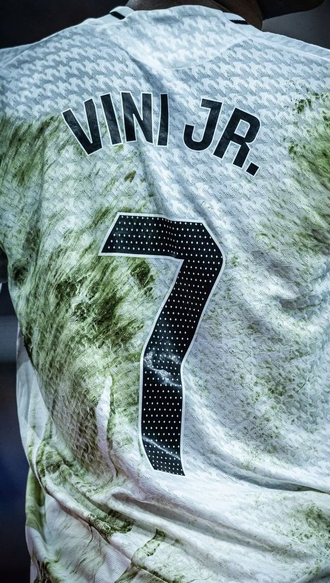 Ridículo lo de hoy. El único que ha dado la cara una vez más Vini Jr.

Es gracioso la facilidad que tienen algunos para criticar a Vinicius que te ha dado 2 Champions y vino aquí con 18 años y en cambio con Mbappe que te ha rechazado 3 veces y no ha aportado nada se le protege👍.