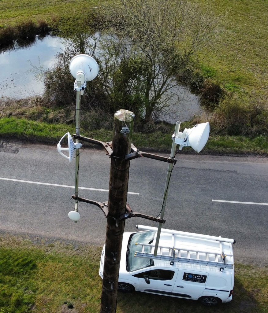 ‘’We can see you down there’’ 👋

Another one of our telegraph poles installed with all our connections up and running📡

#wireless #wirelessconnection #wirelesscommunications #satelite #connectivity