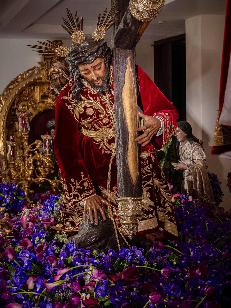 elllamadorcsr (@elllamadorcsr) on Twitter photo Los pasos de la <a href="/EspDeTriana/">Esperanza de Triana</a> con las flores. En el Año de la Misión de la Esperanza la Virgen vuelve a llevar claveles Los pasos de la <a href="/EspDeTriana/">Esperanza de Triana</a> con las flores. En el Año de la Misión de la Esperanza la Virgen vuelve a llevar claveles