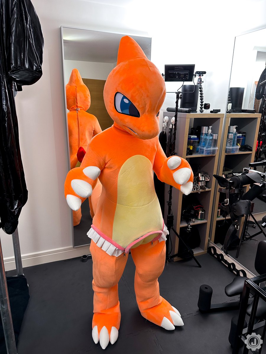 JESSEINGEAR's tweet photo. I’m in love with this suit!! 🤤 @KinkyKoby locked me inside, gave me some laxatives, added padding and left me for 3hrs while he went out 💦🥺 

🪡🧵➡️@FurTasyWorkshop https://t.co/oesgLylDns