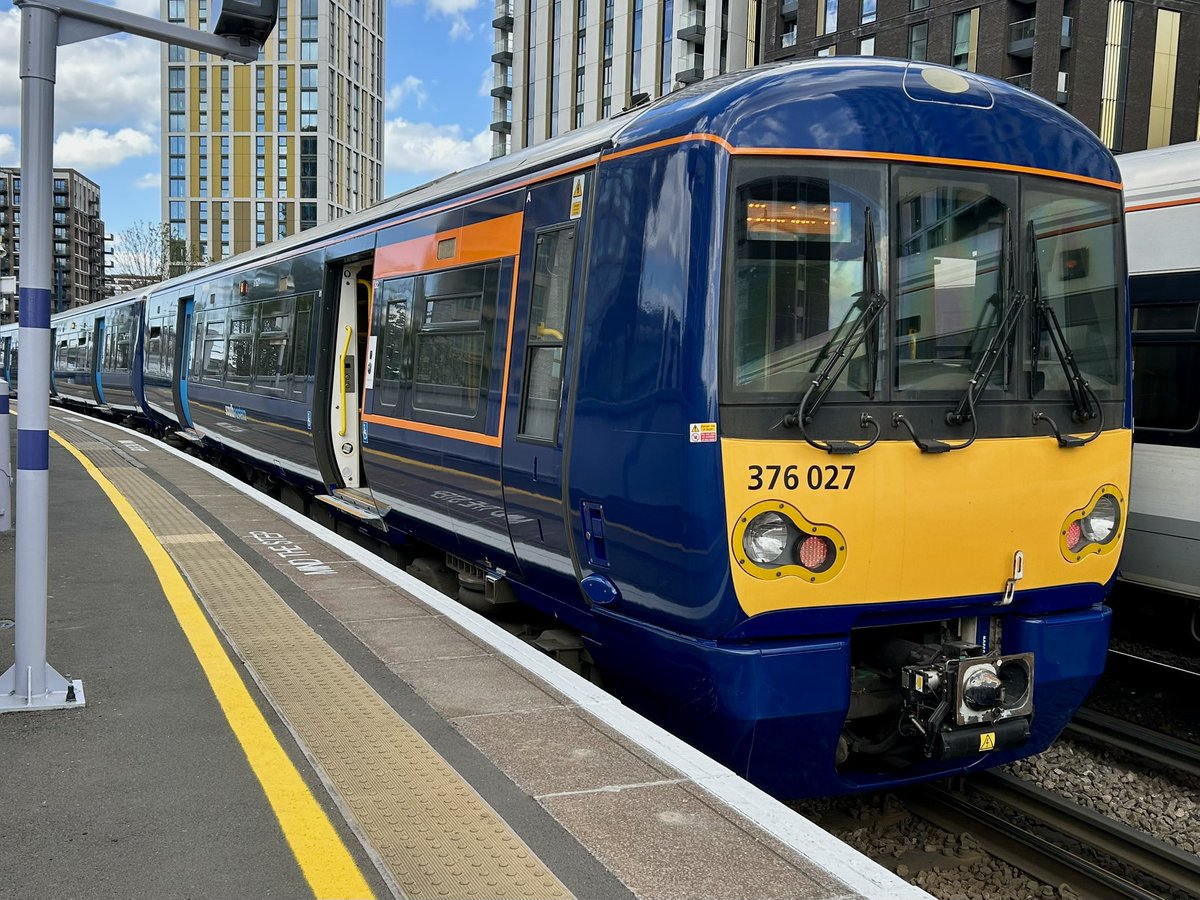 lukehouse313's tweet image. 376027 Looking Nice In Blue At Lewisham @Se_Railway
