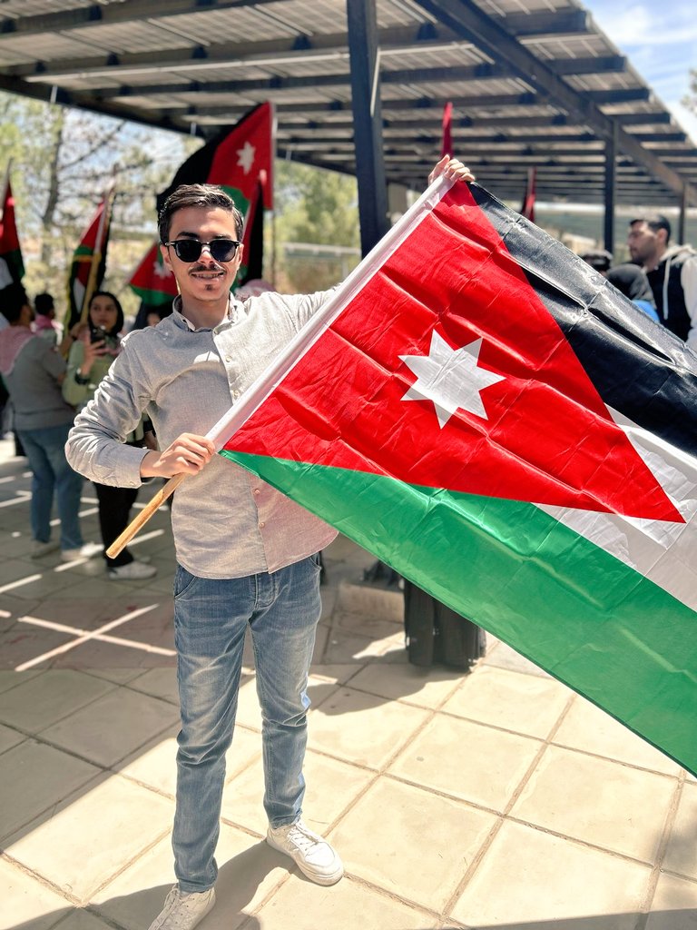 wseem48889176's tweet photo. غايةٌ تُشرِفُ ورايةّ تُرفرِف ❤️🇯🇴.

 🇯🇴 يوم وطني بإمتياز
#يوم_العلم_الاردني https://t.co/hZtzHKwvki