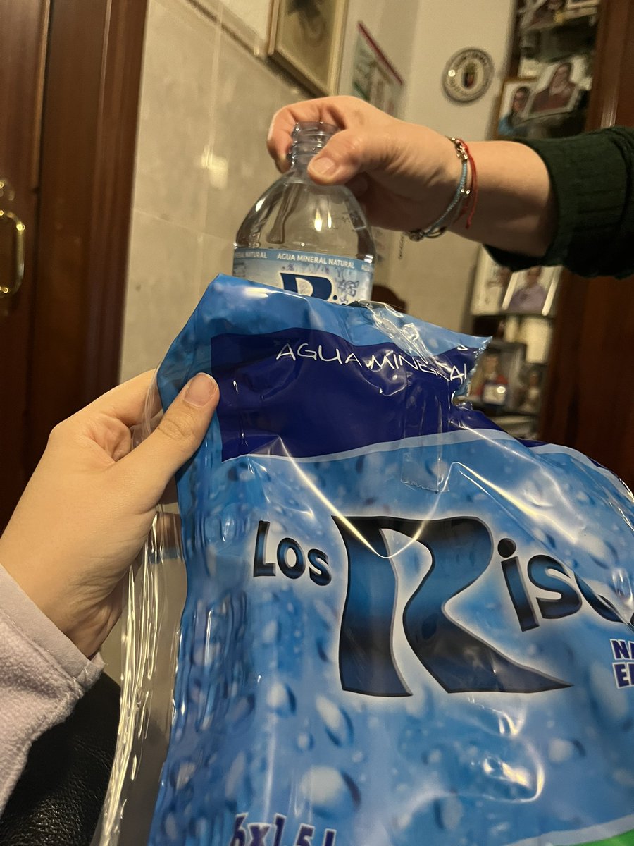 lucia1DB's tweet photo. Hola @AguaLosRiscos , compré una botella de 1,5L que venía sin tapón. Por seguridad tuve que tirarla. Espero que revisen esto con detenimiento, ya que representa un riesgo para el consumidor final. #ControlDeCalidad #SeguridadAlimentaria #Agua https://t.co/pABQ7w8uK7