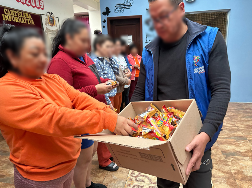 SNAI_Ec's tweet photo. #SNAI | #CPLChimborazo N.°3
#Zona3 | Delegados de la @DEFENSORIAEC compartieron un kit alimenticio con las #PPL. Además, verificaron que se respeten los derechos de la población penitenciaria y de los niños menores a tres años que se encuentran con sus madres. https://t.co/oztMk6sXkw