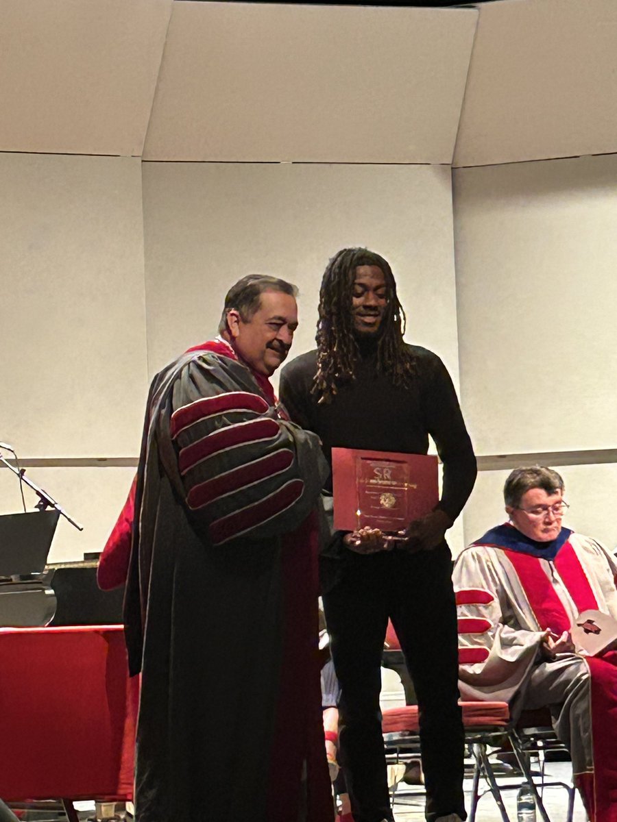 Evian Thompson 🏝️ tweet media