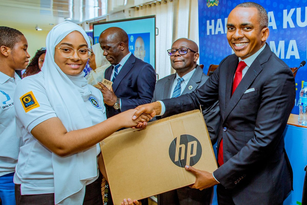 Waziri wa Mawasiliano na Teknolojia ya Habari, Mhe. Jerry William Silaa (Mb) akitoa zawadi ya kompyuta mpakato (laptops) kwa wanafunzi 31 walioshiriki katika mafunzo ya Wasichana katika TEHAMA, 2025 kitaifa katika hafla ya kufunga mafunzo hayo iliyofanyika leo Aprili 16, 2025.