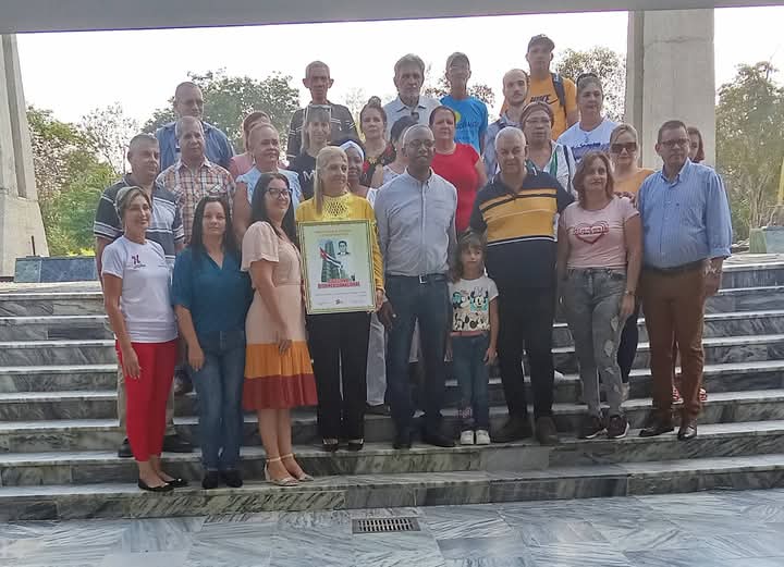 Con #HonorHolguinero  se le hace entrega a la Dirección de Economía y Planificación de la Administración Provincial la  condición de Colectivo Distinguido Nacional. 
#HolguínSí
#PorCubaJuntosCreamos