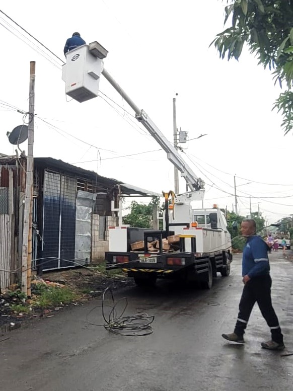 CNEL_EP's tweet photo. ✅ GUAYAQUIL

¡Mantenemos nuestros trabajos en Monte Sinaí!

Técnicos de #CNELEP instalaron 30 nuevas luminarias LED en la cooperativa Cerro Porteño, beneficiando a más de 100 familias que residen en la zona.

Estas intervenciones mejoran la calidad del alumbrado público y contribuyen al desarrollo seguro y ordenado de la comunidad.