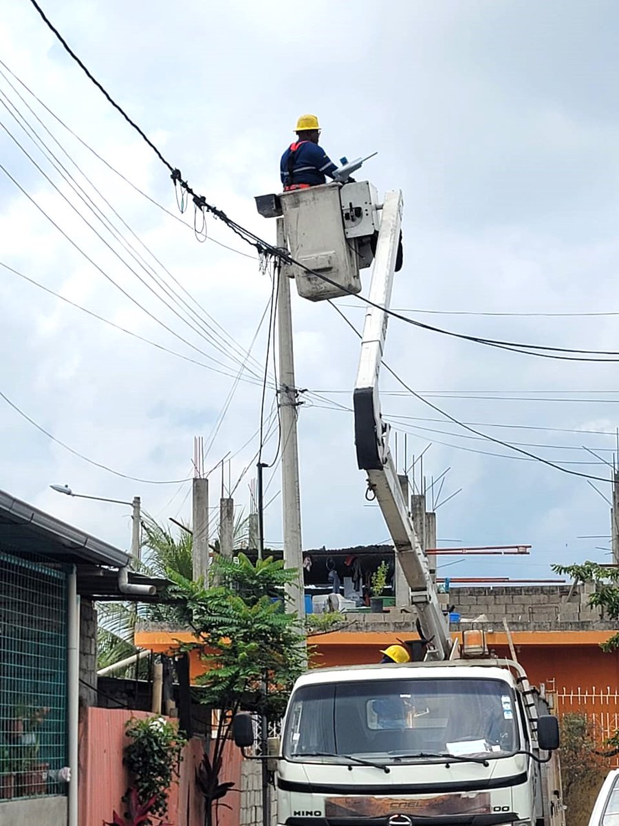 CNEL_EP's tweet photo. ✅ GUAYAQUIL

¡Mantenemos nuestros trabajos en Monte Sinaí!

Técnicos de #CNELEP instalaron 30 nuevas luminarias LED en la cooperativa Cerro Porteño, beneficiando a más de 100 familias que residen en la zona.

Estas intervenciones mejoran la calidad del alumbrado público y contribuyen al desarrollo seguro y ordenado de la comunidad.