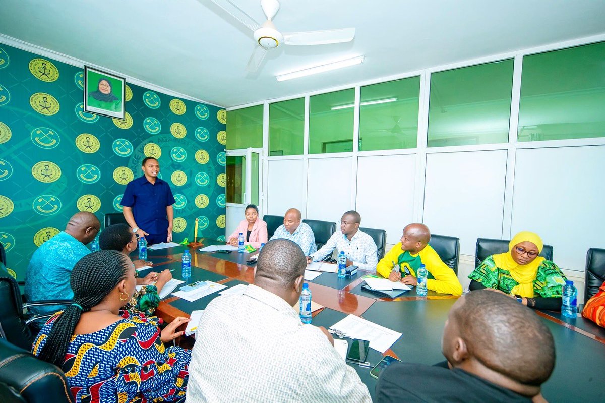 AllyHapi's tweet image. Nimefanya kikao kazi na Makatibu wapya wa Jumuiya ya Wazazi wilaya walioajiriwa pamoja na wakuu wa idara za Wazazi Makao makuu jijini Dodoma. Tunayo matumaini kuwa timu hii itaendeleza kasi ya mageuzi chanya ya kiutendaji ndani ya Jumuiya yetu.